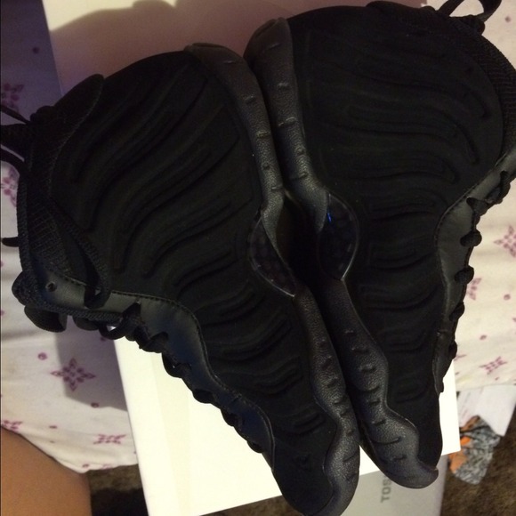 Black nike foamposite 4y