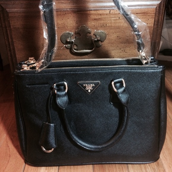 SAFFIANO Black medium handbag