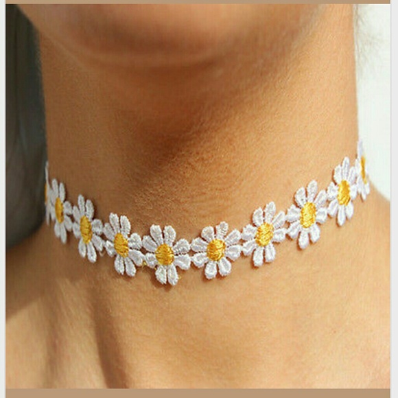 Daisy choker necklace
