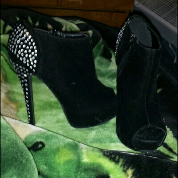 Size 7 high debs never worn heels