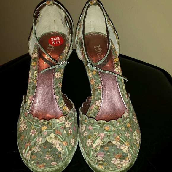 Mudd size 8.5 floral peep toe heels - Picture 2 of 3