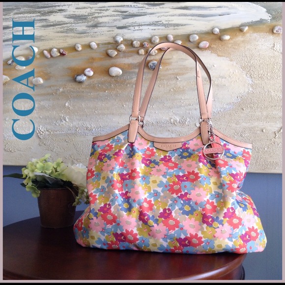 Coach Handbags - SOLD!! 🌸 NEW COACH beach Spring summer floral bag