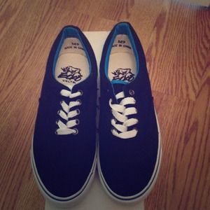 MENS size 9 Eckó canvas sneaker