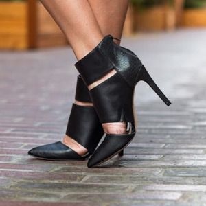 Black cut out pointed toe heel
