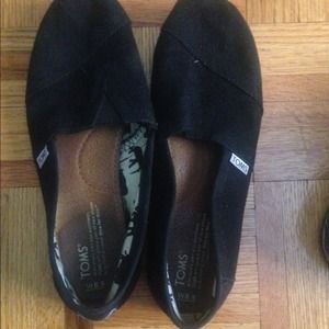 Plain black toms