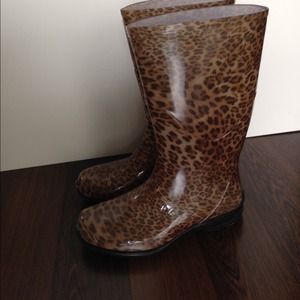 Leopard rain boots!