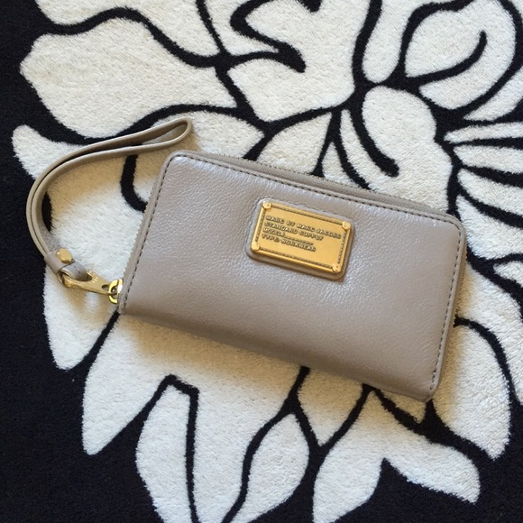 SOLD🙅 Classic Q Wingman Wristlet in warm zinc.