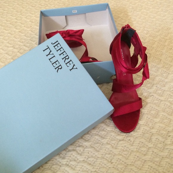 PRICE JUST REDUCED!!!! NEVER WORN FUCHSIA HEELS! - Picture 2 of 3