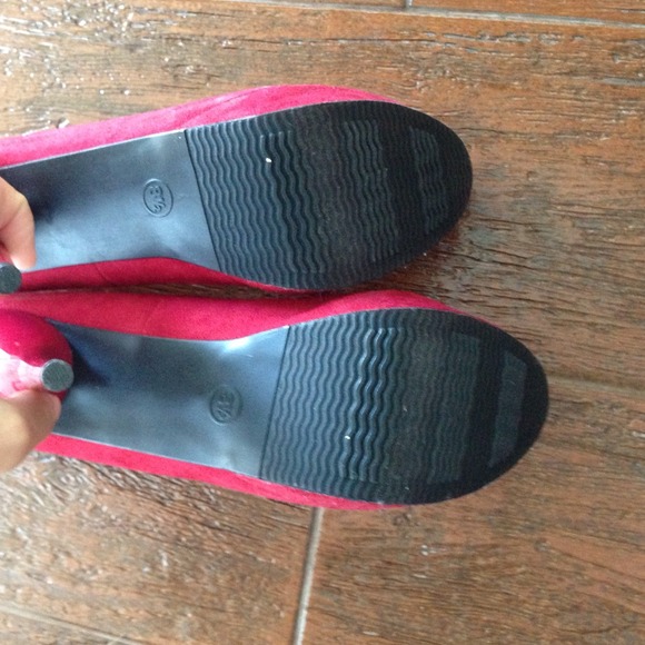 Never worn beautiful red pumps - Picture 2 of 4