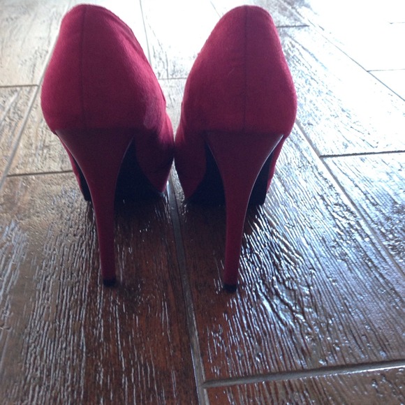 Never worn beautiful red pumps - Picture 3 of 4