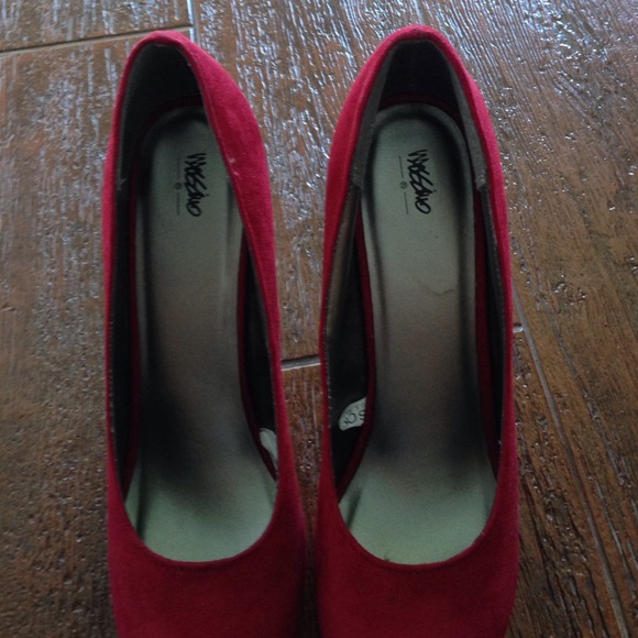 Never worn beautiful red pumps - Picture 4 of 4