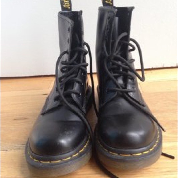 Dr. Martens size 6 like new! - Picture 2 of 4