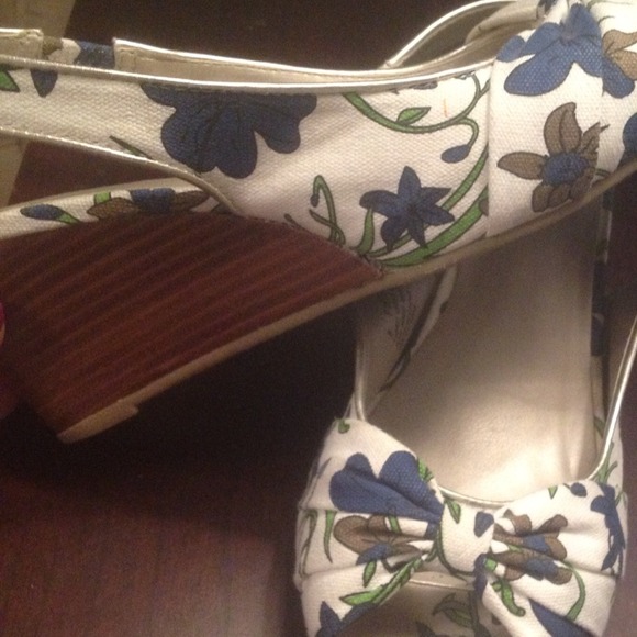 White wedges with floral pattern and wooden heels