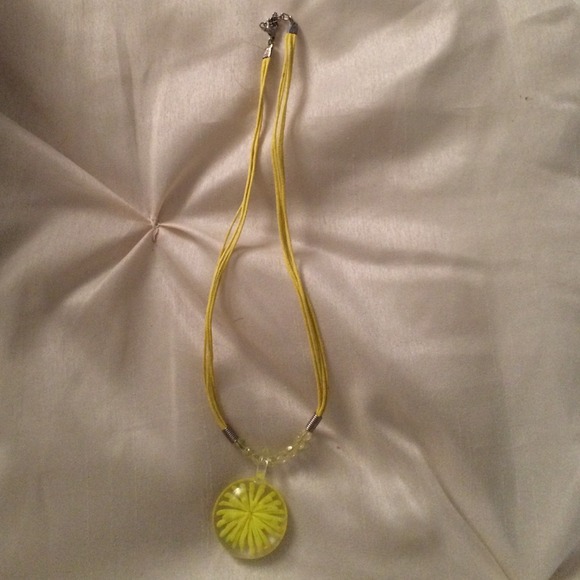 Yellow glass pendant necklace - Picture 1 of 1