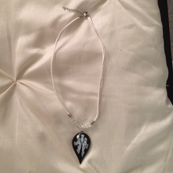 Black glass pendant necklace - Picture 1 of 2