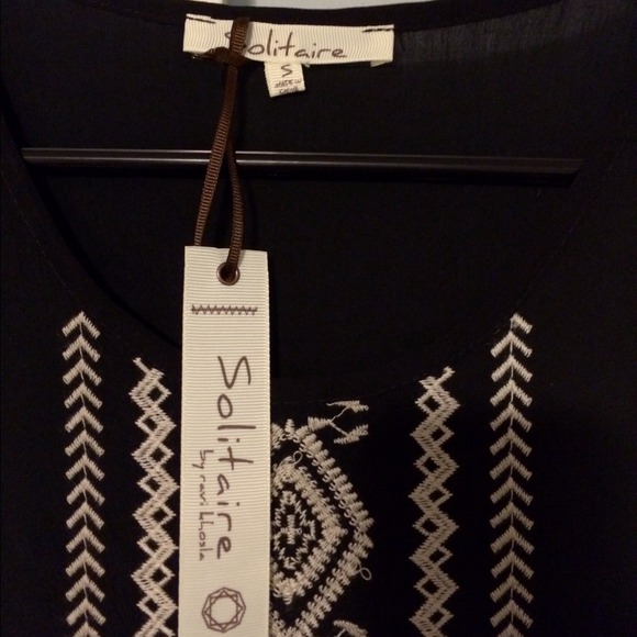 ⛔️sold in bundle⛔️NWT Beautiful Embroidered top - Picture 2 of 4