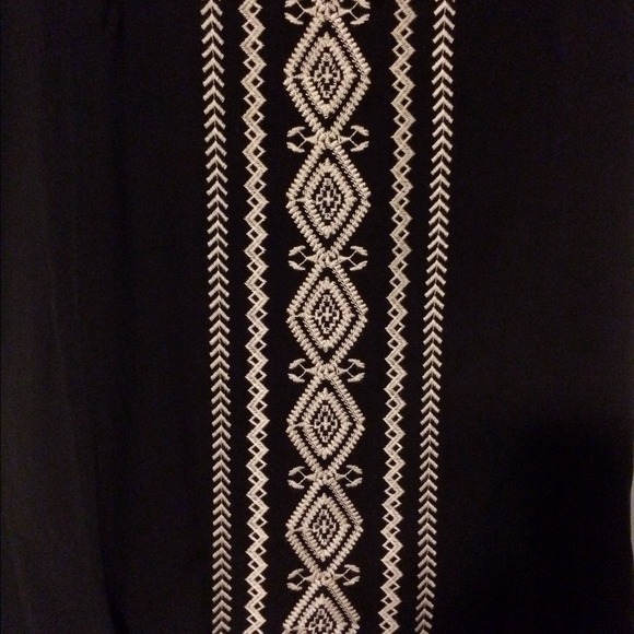 ⛔️sold in bundle⛔️NWT Beautiful Embroidered top - Picture 3 of 4