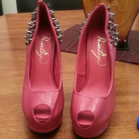 ❌SOLD❌  Red pump w/rhinestones