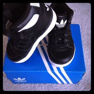 SOLD!! DO NOT BUY Baby Adidas size 5