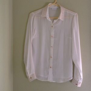 White and gold collar