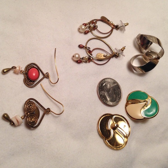 *** BUNDLE - 4 PAIRS OF FASHION EARRINGS