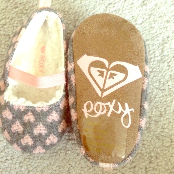 SOLD!!!!!!! Toddler roxy house shoes
