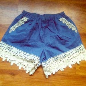White lace trim shorts ❤️