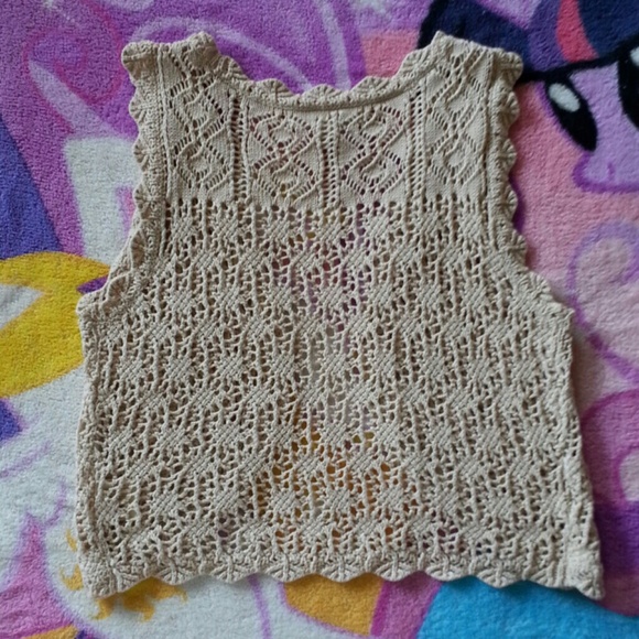 SOLD🍈 Feminine Crochet Tan Vest - Picture 2 of 4