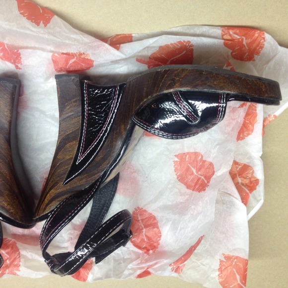 Sent to goodwill.  Two lips wooden wedge shoes - Picture 2 of 4