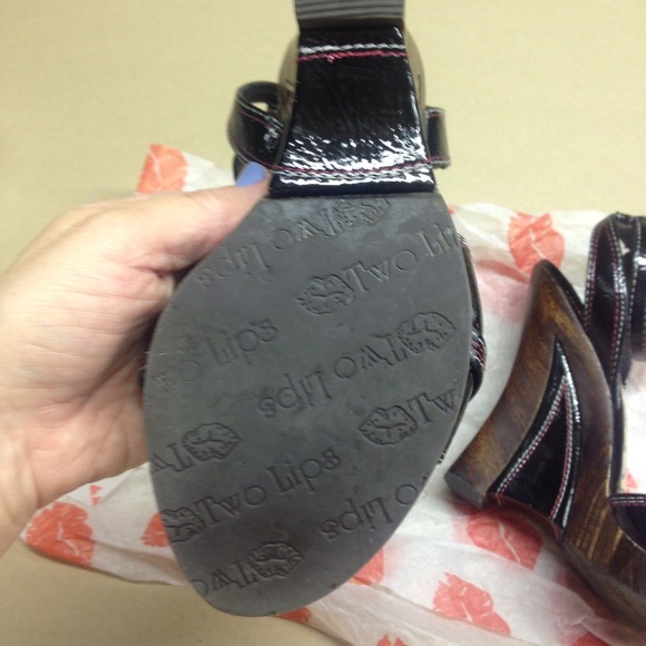 Sent to goodwill.  Two lips wooden wedge shoes - Picture 3 of 4