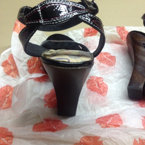 Sent to goodwill.  Two lips wooden wedge shoes - Picture 4 of 4