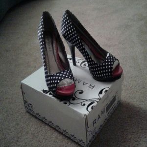 Black polka dot pumps