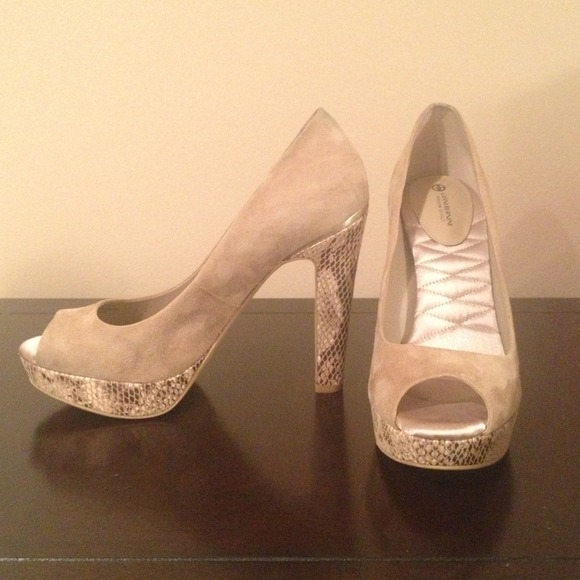 Giani Bernini Dorean Natural Snakeskin Pillow Pump