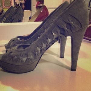 Gray bow detailed heels Nine West size 9