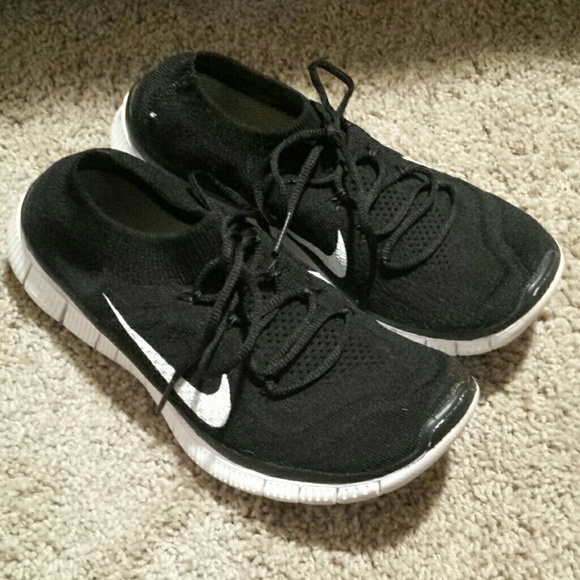 Black nike flyknit frees