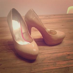 Patent leather nude platform pumps