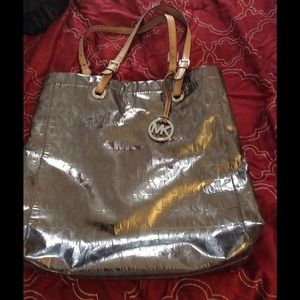 MK Tote. Has signs of wear. 💯% Authentic