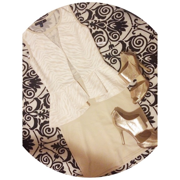 Dresses & Skirts - Nude peplum dress🎀