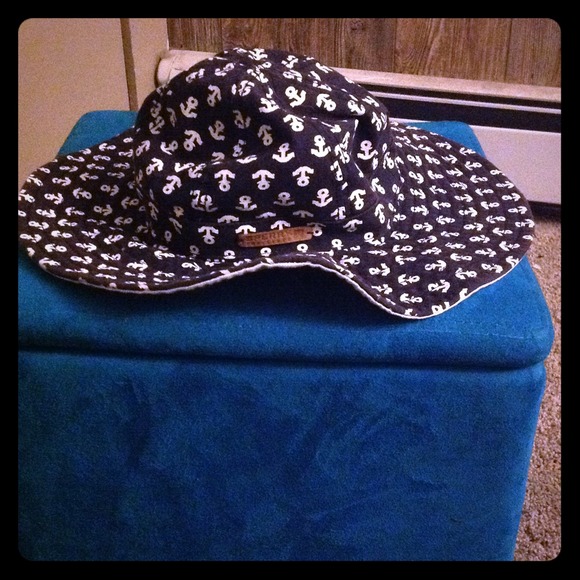 Sperrys top sider floppy beach hat. Navy and white