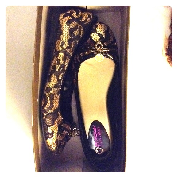 Size 71/2 Vera wang princess flats! New. Authentic