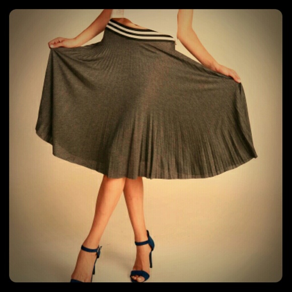 Sold Firm! NWOT Cute gray skirt.