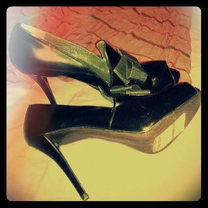 Stuart Weitzman heels trd value $100