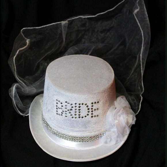 Accessories - 🚨FLASH SALE🚨Bride Hat w/Veil