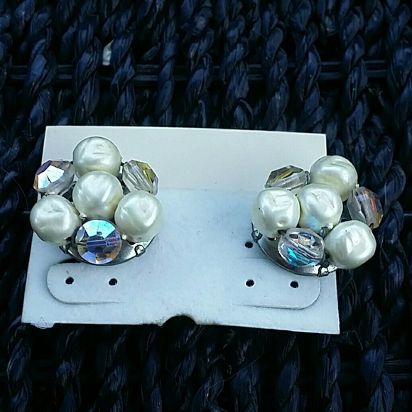 PEARL AND CRYSTAL CLUSTER EARINGS