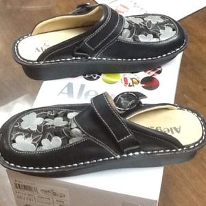 Size 8 Alegria Shoes