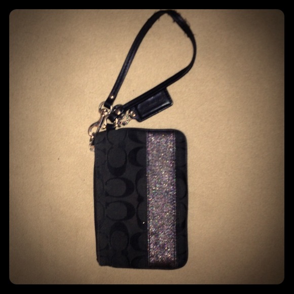 SOLD!Authentic COACH wristlet. Black. Code: F41637