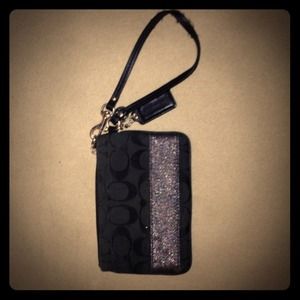 SOLD!Authentic COACH wristlet. Black. Code: F41637