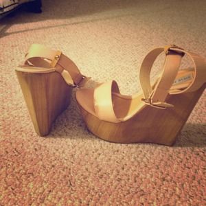 Size 7.5 Steve Madden nude wedge
