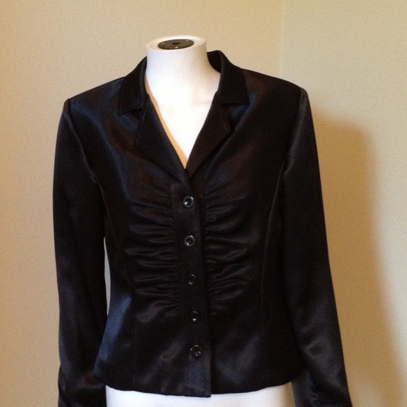Black crunched front for flattering fit
