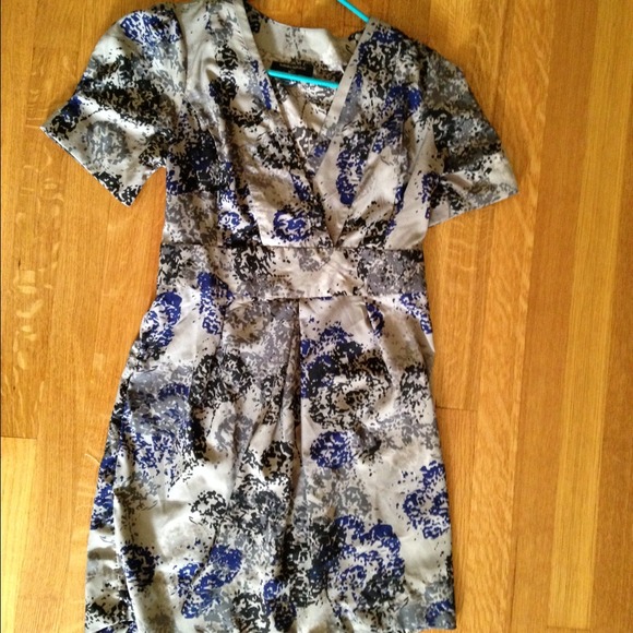 🌺 Banaba Republic Abstract gray pleated dress